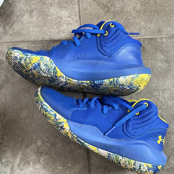 EUC Youth Under armour basketball shoes 6.5Y - Picture 2 of 9